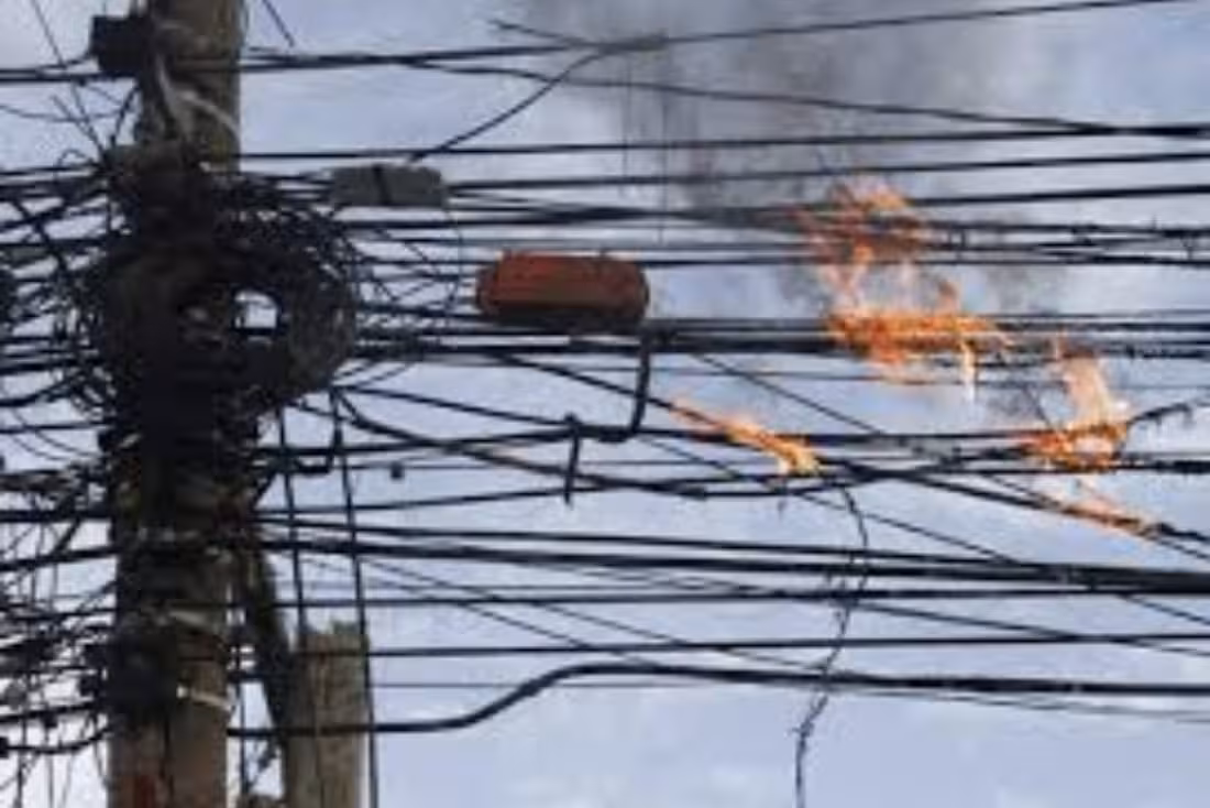 caída de cables eléctricos provoca incendio de 5 autos