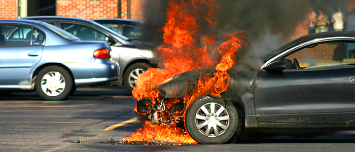 Malas conexiones eléctrica provocan incendio de auto.