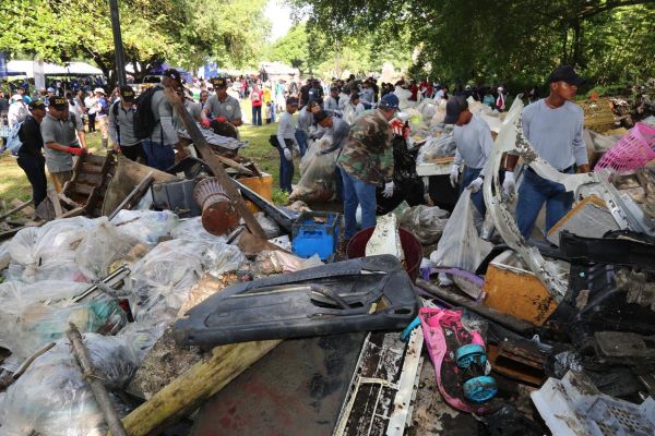voluntarios realizan inventario de desechos recolectados