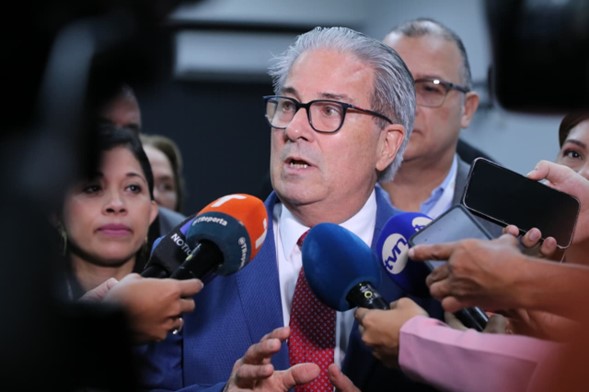 Ministro de Salud viajará a EE.UU en misión oficial