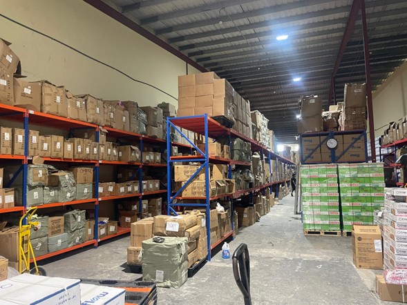 allanan bodega con mercancía de contrabando