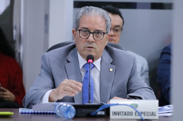 Ministro del Salud sustenta en la Asamblea Nacional traslado de partida.