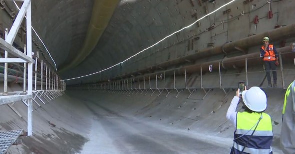 Tuneladora cruza con éxito el canal de Panamá.