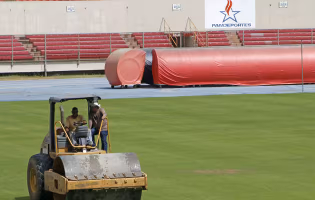 Pandeportes realiza trabajos en la grama para partido en Panamá.