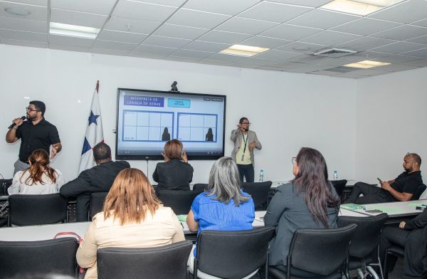 Capacitan en uso de Lengua de Señas y rol del intérprete.