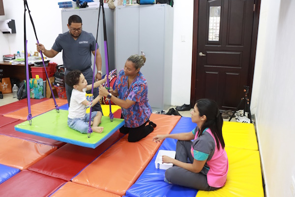 Valorando su carácter innovador en el fortalecimiento de los procesos de habilitación de niños, niñas y jóvenes con discapacidad dentro del sistema educativo, el IPHE brinda el Servicio de Integración Sensorial, una herramienta clave para su desarrollo integral desde la primera infancia hasta los 12 años.