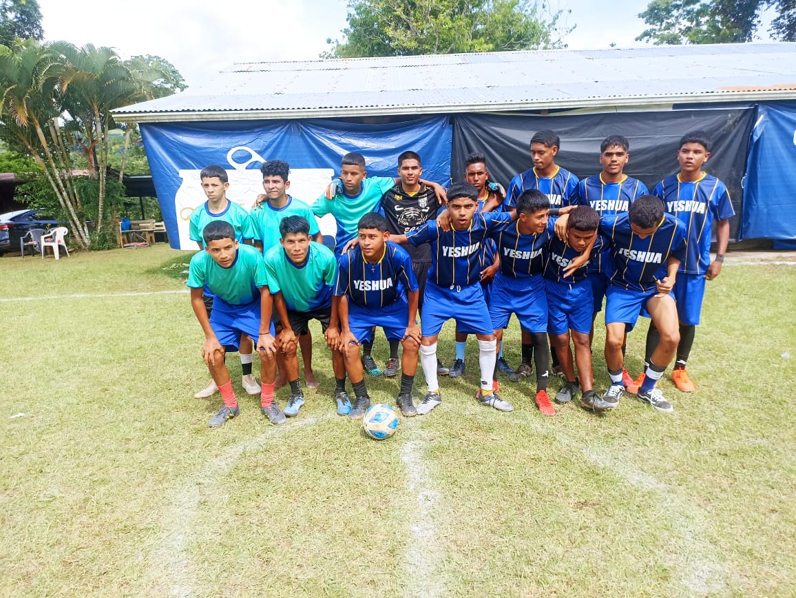 El equipo Campeón posando para la foto del torneo de fútbol en Caimito, Capira.