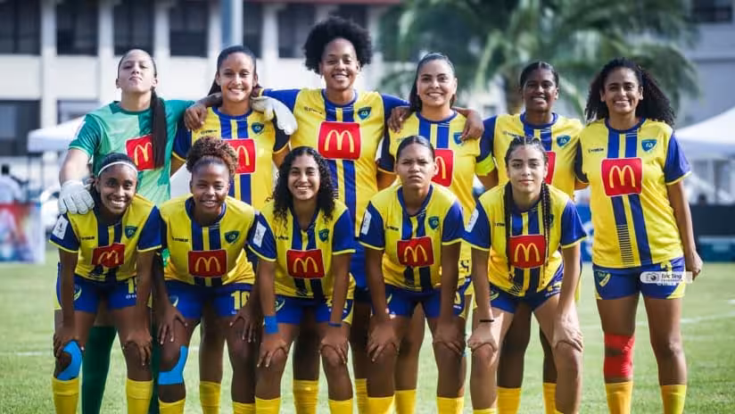 Equipo del Chorrillo Fc posa para la foto grupal antes del encuentro con el Orlando Pride.