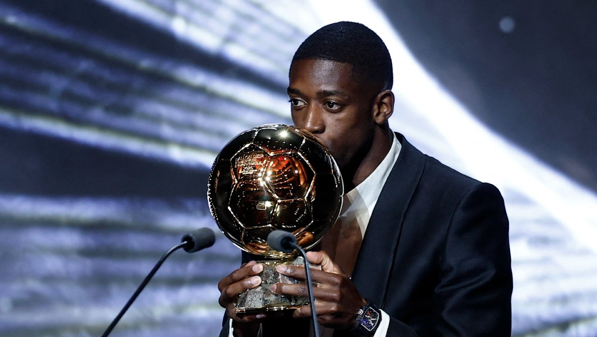 Dembélé besando el trofeo al ganar el Balón de Oro 2025.
