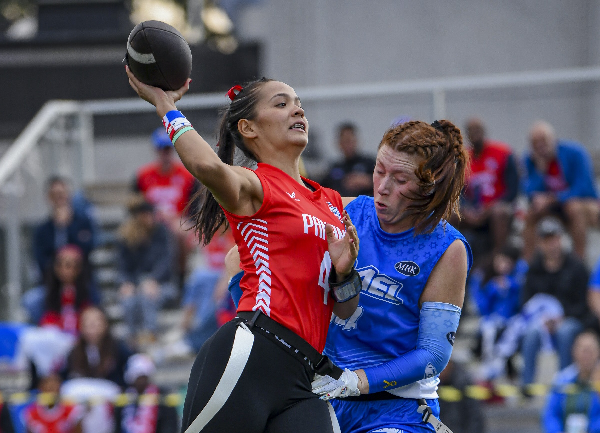 jugadora panameña de flag footbal femenino en disputa del balon con su rival en partido rumbo al Mundial.
