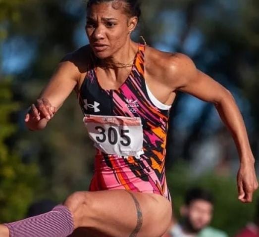 Panameña Gianna Woodruff saltando las vallas de los 400 metros en el Mundial de Atletismo.