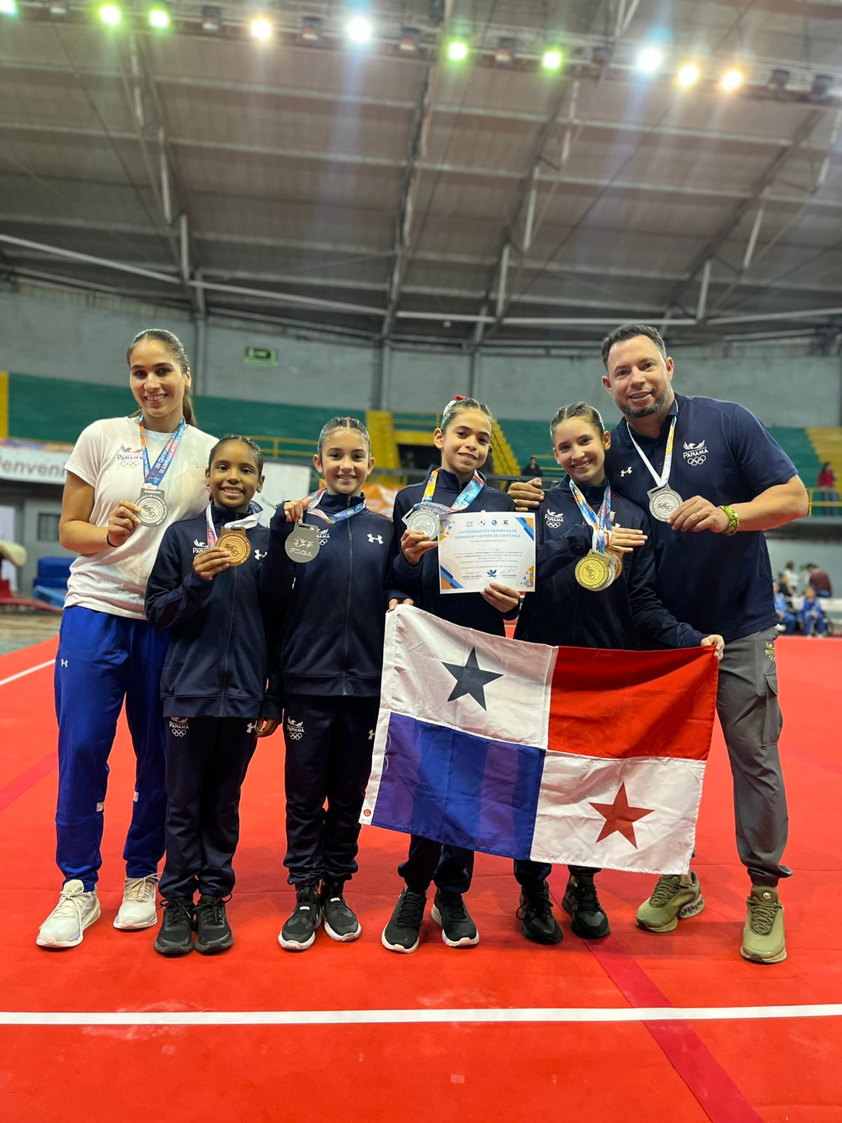 Delegación panameña posando con la bandera y las medallas obtenidas en el Centroamericano de Gimnasia.