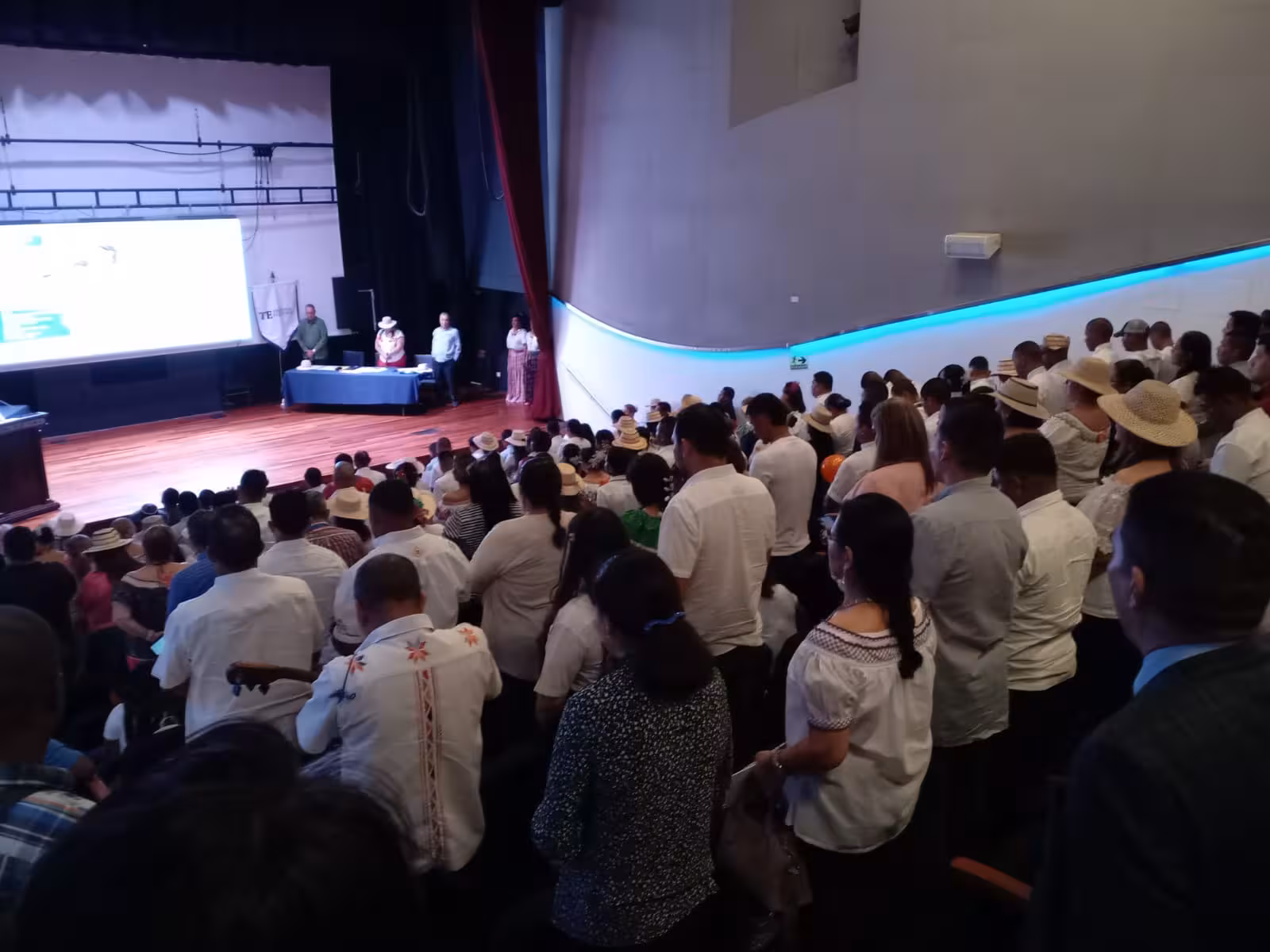 Estudiantes reciben aplauso por su participación