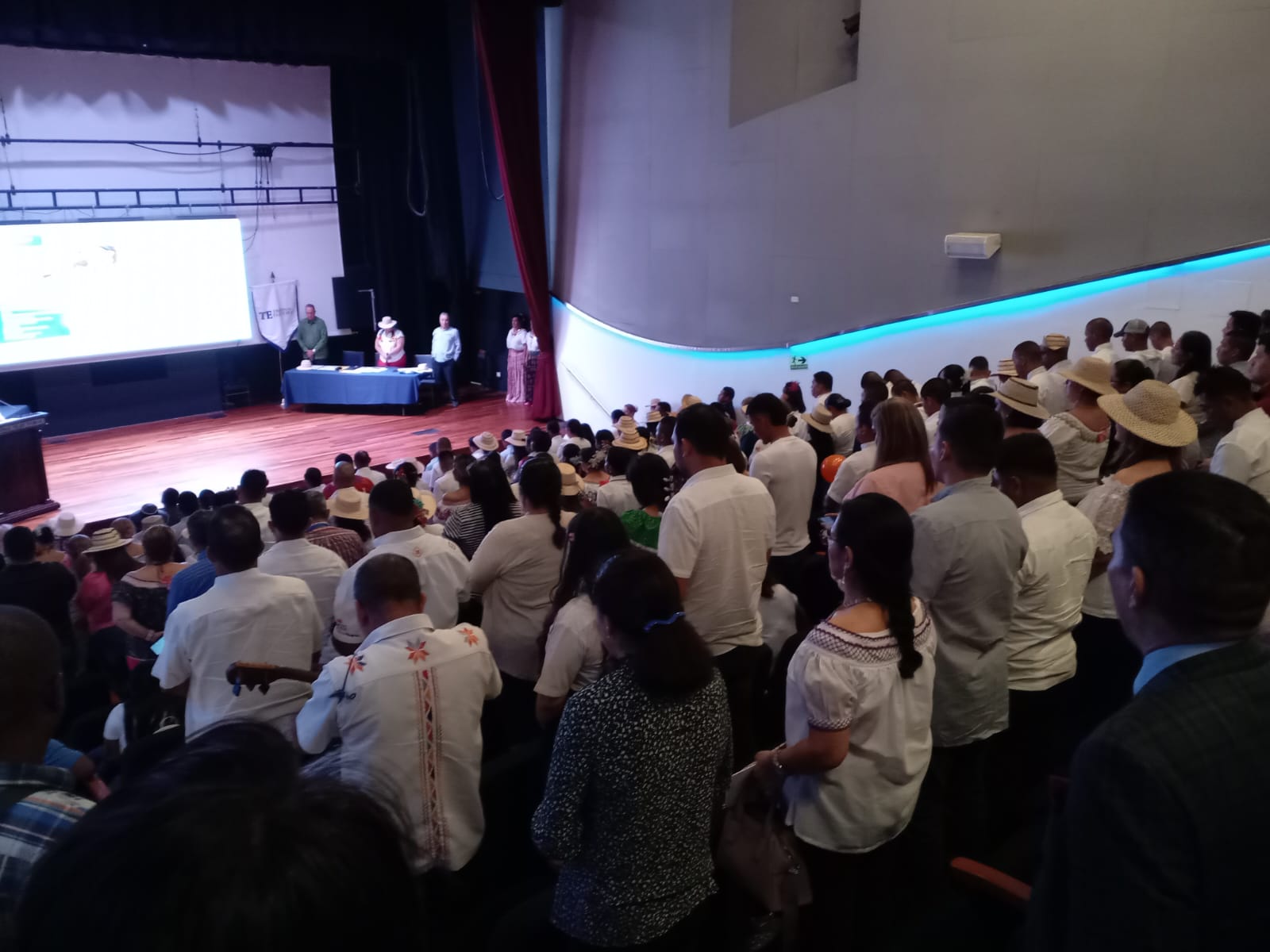 Estudiantes reciben aplauso por su participación