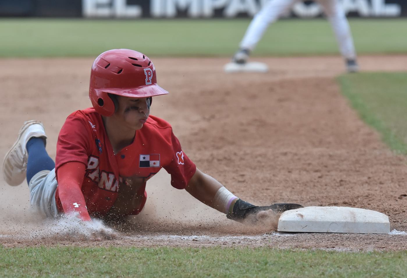 Jugador panameño se tira al piso para tocar la base y quedar quieto.