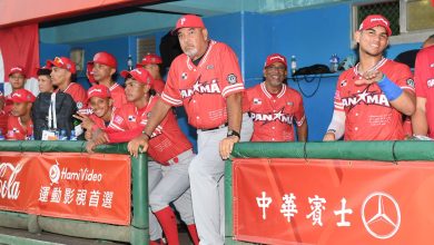 Carlos Maldonado y parte del equipo panameño en el dugout en el partido Panamá ante Japón.