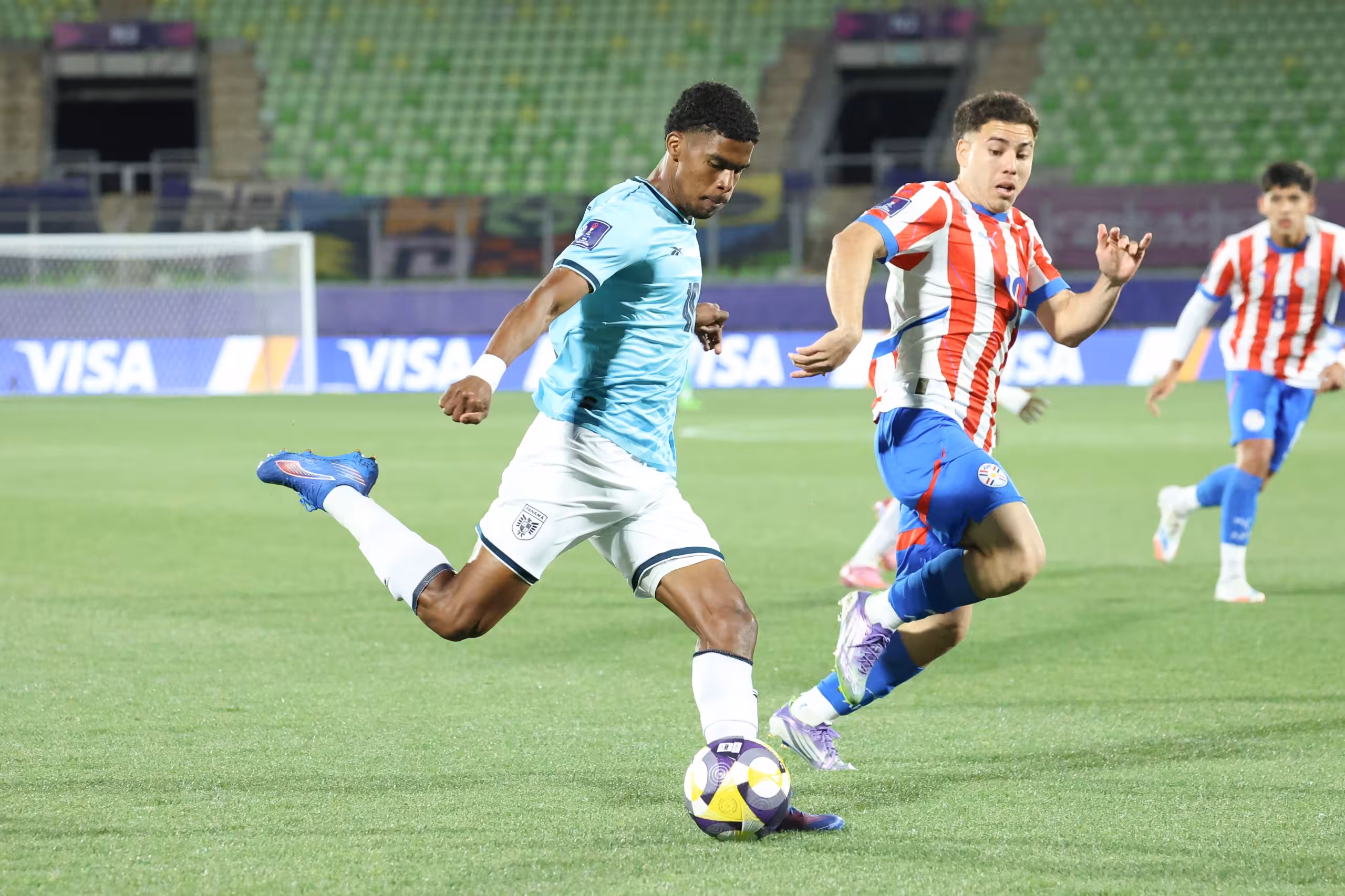 Panamá disputando el balón ante Paraguay en su debut en Mundial Sub -20.