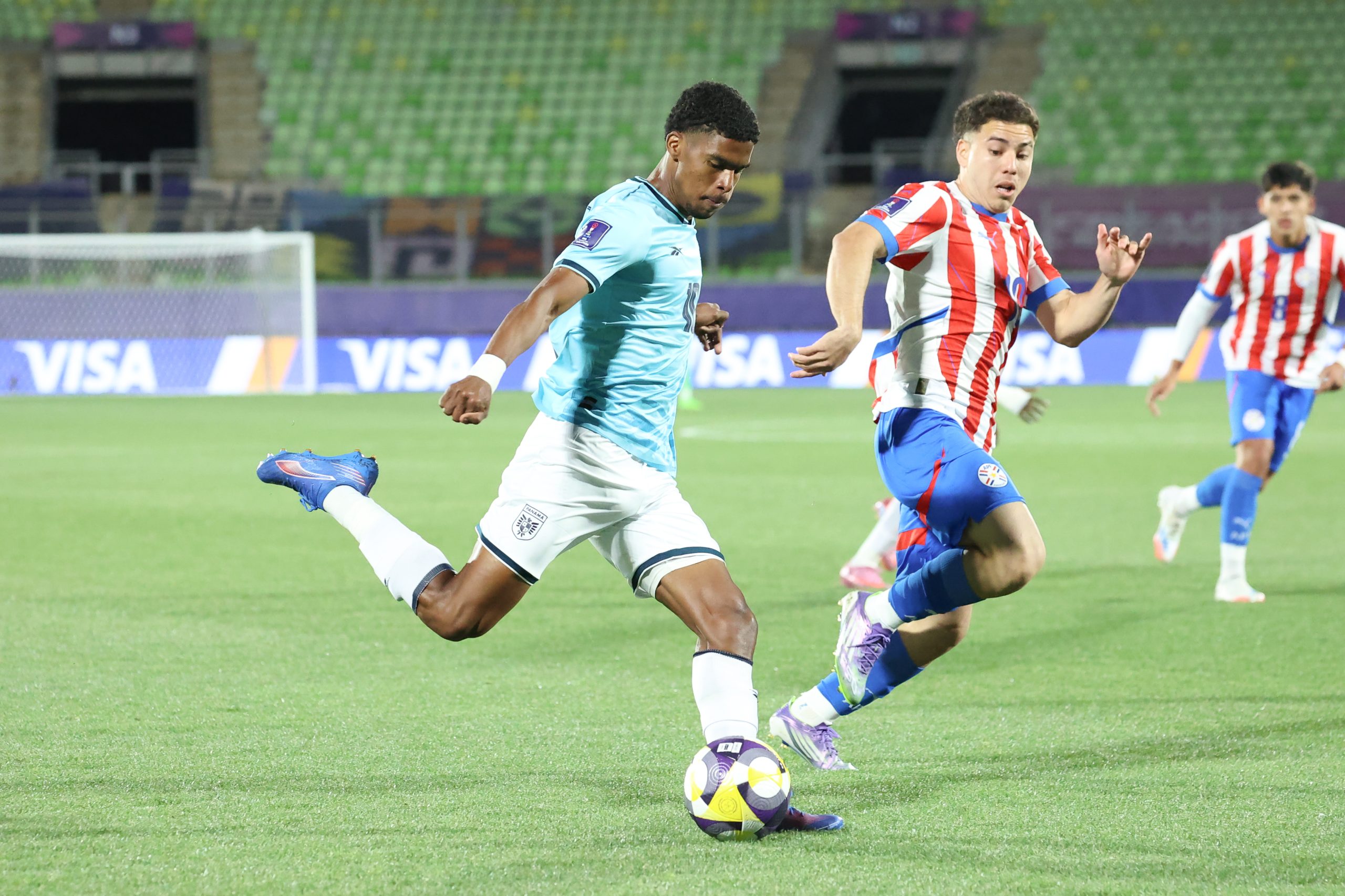 Panamá disputando el balón ante Paraguay en su debut en Mundial Sub -20.