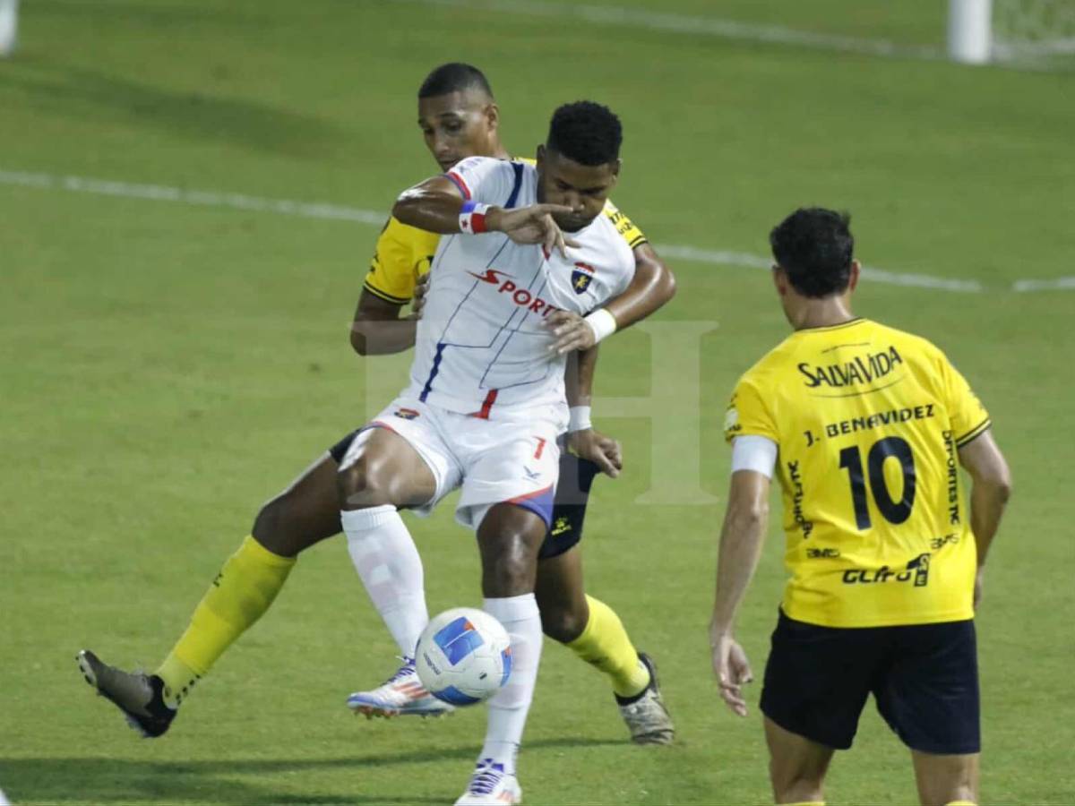 Jugador del Plaza Amador disputando el balón con jugadores del Real España.