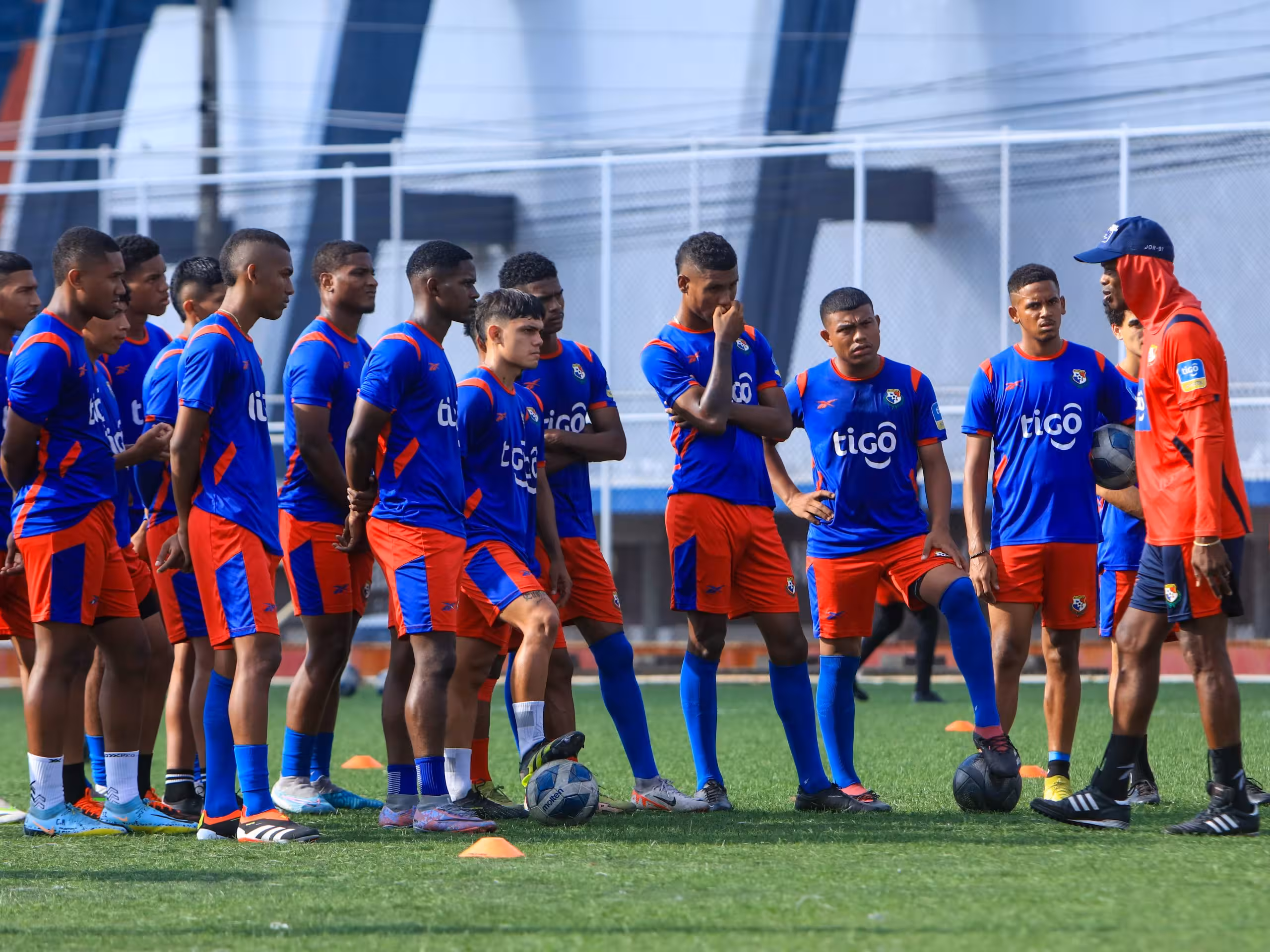 Selección Sub-20 de Panamá escuchando instrucciones de su técnico Jorge Daly Valdés.