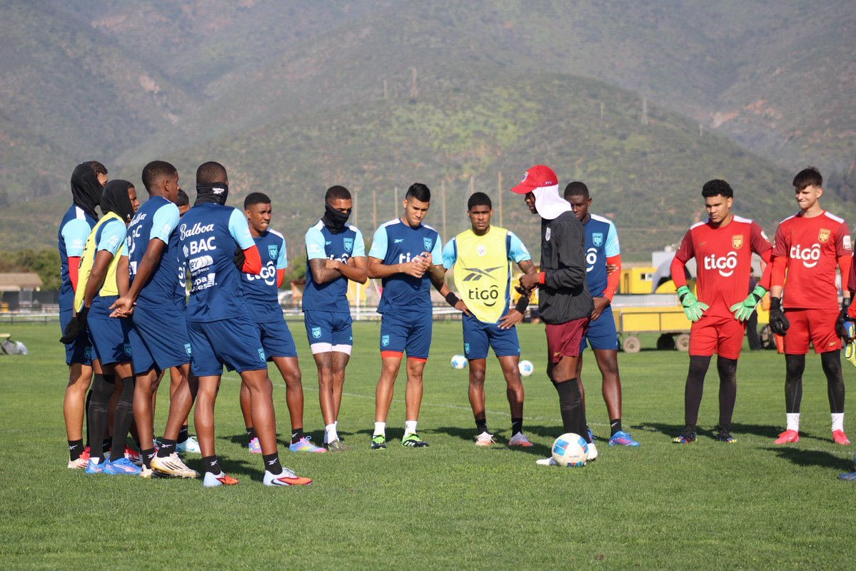 Jorge Daly habla con los jugadores antes del entreno en chile.