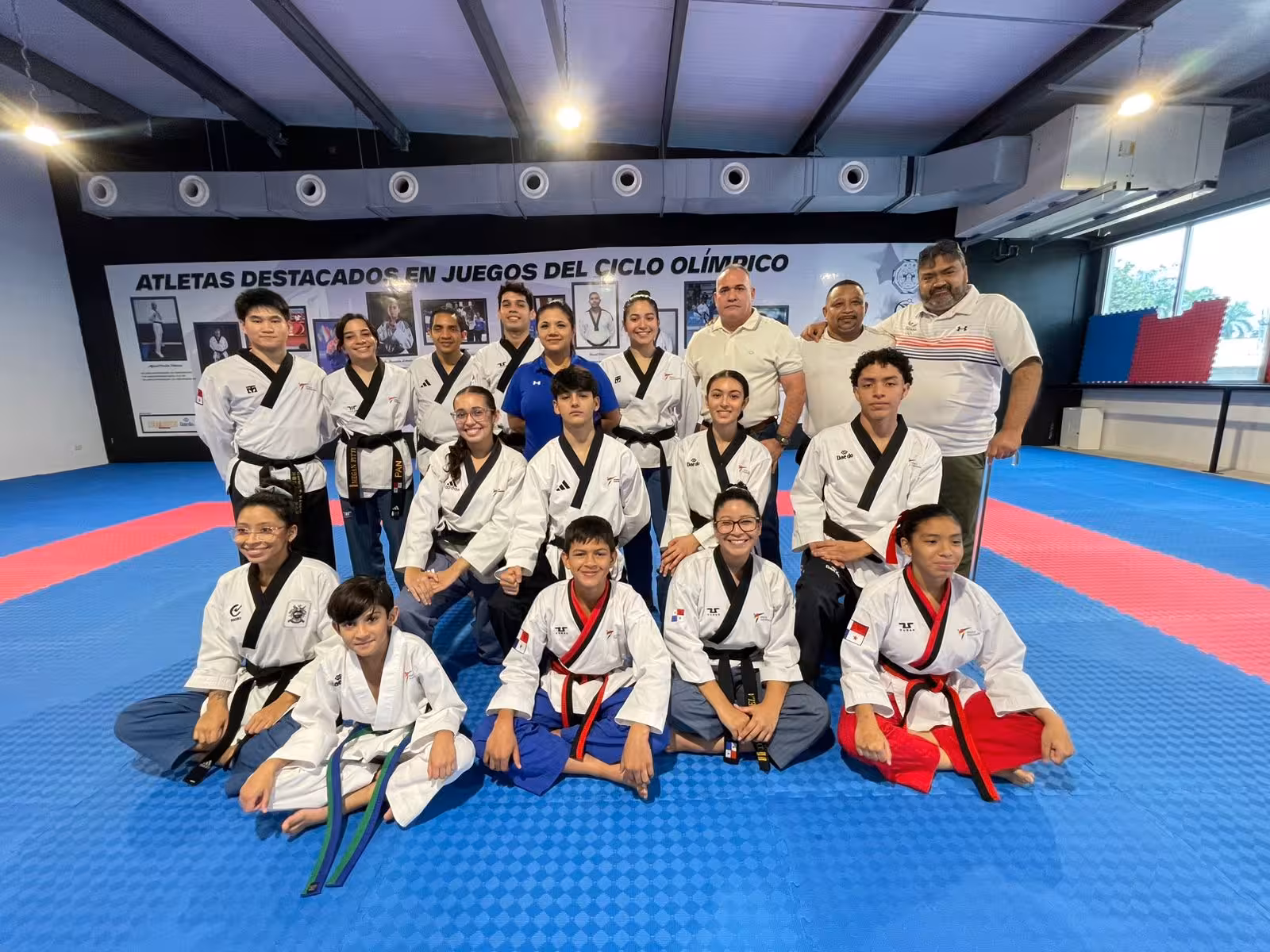 El equipo infantil de taekwondo posando para la foto todos juntos a la espera de sus próximos compromisos.