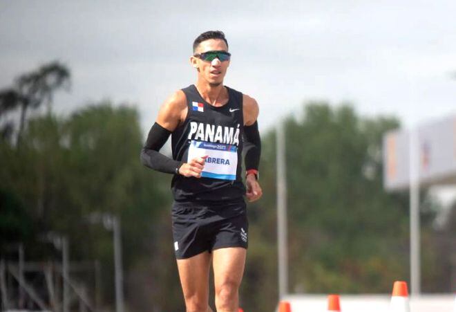 Yassir Cabrera en acción en una competencia de marcha.
