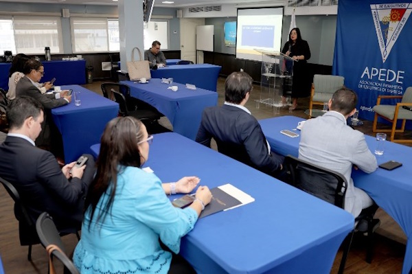 La directora general de la Autoridad Nacional de Aduanas de Panamá, Soraya Valdivieso, participó en un conversatorio organizado por la APEDE, en respuesta a una petición del gremio interesado en conocer de primera mano, los proyectos que adelanta la entidad en materia de facilitación del comercio.