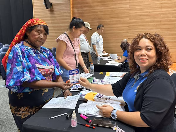 La Alcaldía de Panamá, entregó un total de164 permisos a microempresarios, que los autoriza de forma oficial para la venta de mercancía seca y alimentos en las rutas del desfile de este 3 y 4 de noviembre.