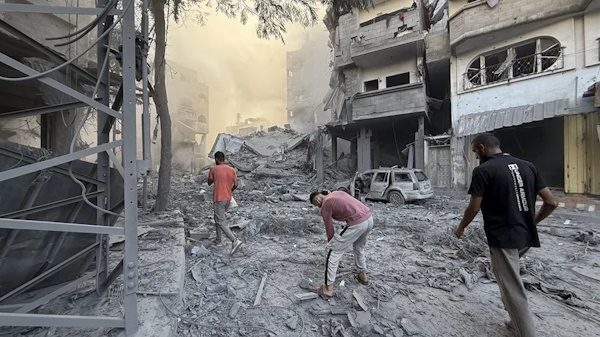 Tanques militares israelíes bombardearon la zona de Sheikh Nasser, al sur de Jan Yunis, “con potentes explosiones que se escucharon en toda la zona”, pese al alto el fuego firmado entre Israel y Hamás. De momento no se han reportado víctimas.