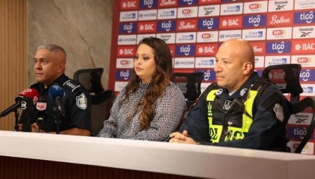 Conferencia de Prensa donde las Autoridades estan en la mesa principal anunciando las medidas de seguridad para el partido Panamá Vs Surinam.
