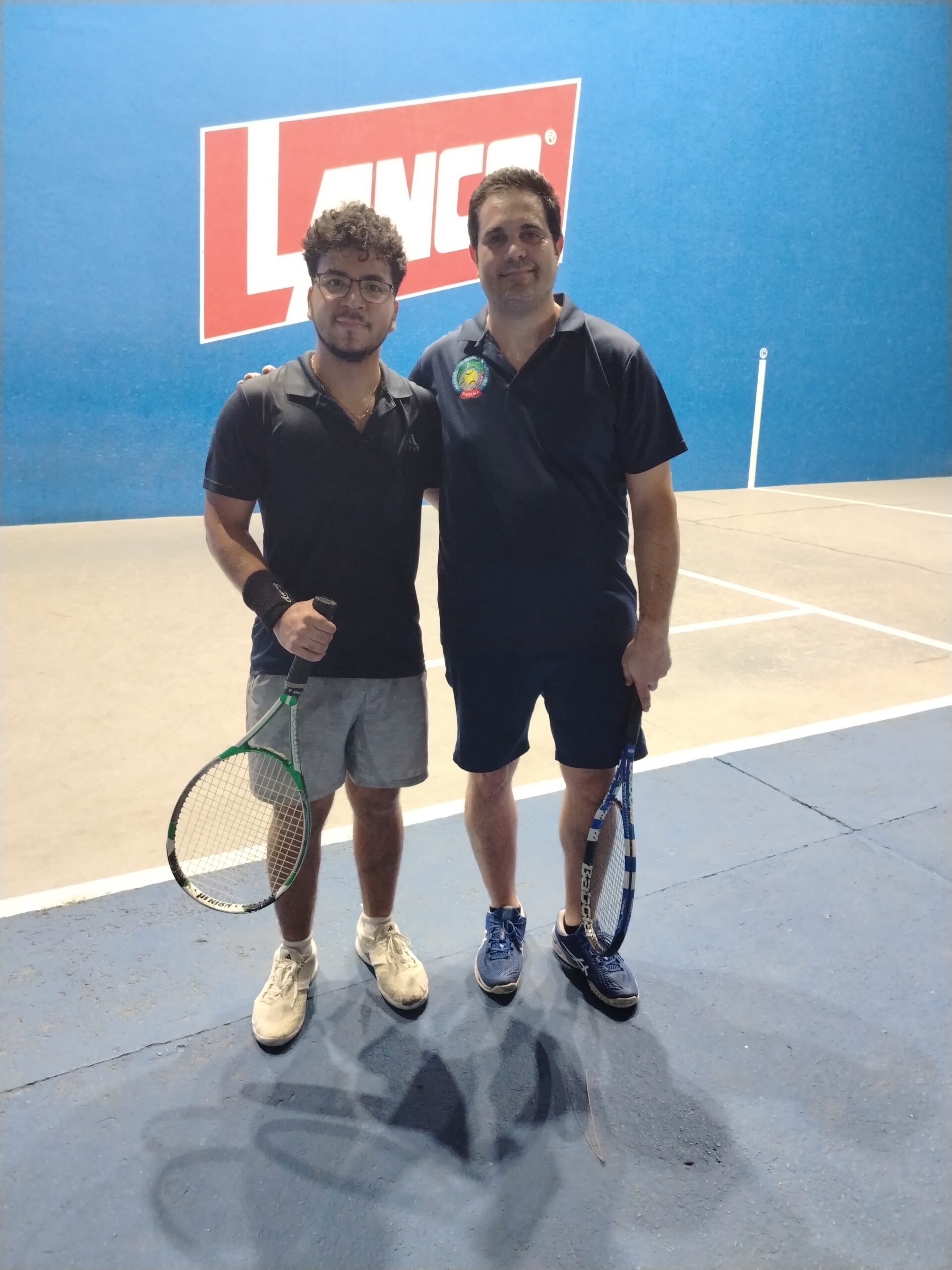 Mateo y Alonso posando para la foto después de ganar el open nacional de Frontenis.