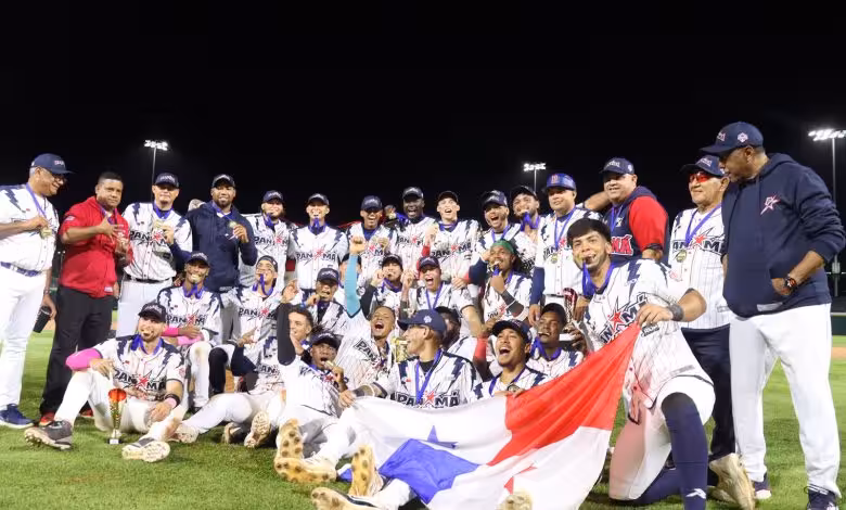 Todo el equipo panameño posando con la bandera en el terreno de juego después de coronarse campeón.