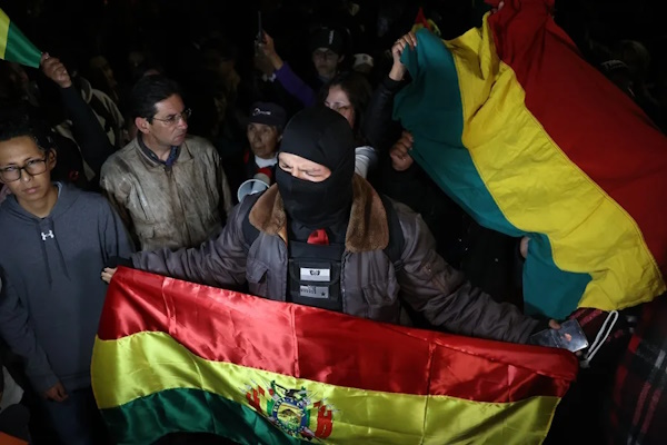 Un grupo de personas protestó en la ciudad de La Paz en rechazo a los resultados de la segunda vuelta presidencial que ganó el senador centrista Rodrigo Paz y exigió que haya una “auditoría” al proceso electoral.