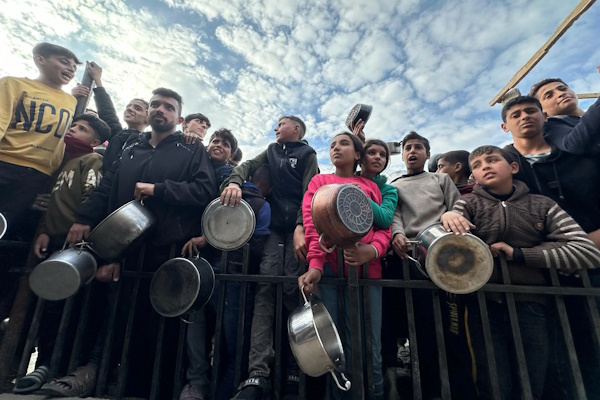 Los gazatíes están guardando parte de la comida que reciben de las organizaciones humanitarias por el temor de que el alto el fuego no sea duradero y “de lo que pueda pasar después”, advirtió la portavoz del Programa Mundial de Alimentos en Oriente Medio, Abeer Etefa.