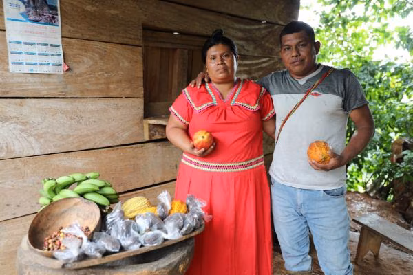 Aleida Montezuma cultiva y transforma cacao en chocolate artesanal, generando ingresos sostenibles gracias al Bono Alimenticio Nutricional de SENAPAN.