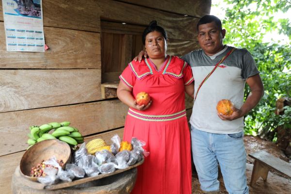 Aleida Montezuma cultiva y transforma cacao en chocolate artesanal, generando ingresos sostenibles gracias al Bono Alimenticio Nutricional de SENAPAN.