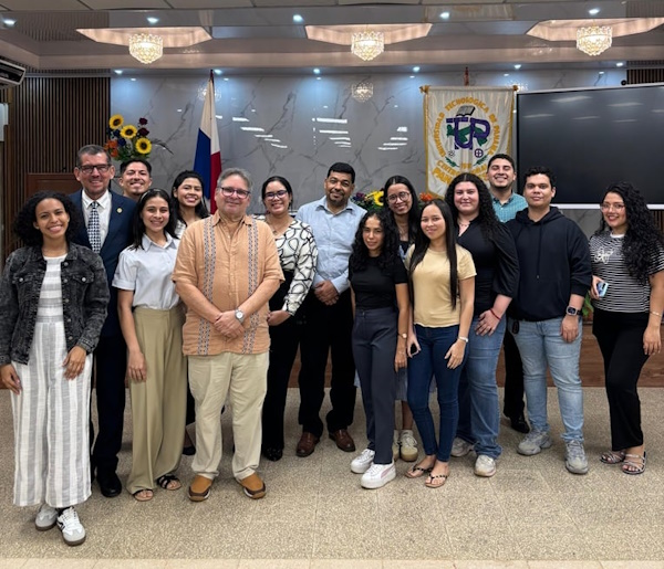 Estudiantes de 5° año de la Licenciatura en Ingeniería Industrial, de la Facultad de Ingeniería Industrial del Centro Regional de Panamá Oeste de la UTP, realizaron la conferencia “Aplicación de Sistemas Informáticos en Procesos Industriales”, dictada por el Dr. Humberto Álvarez, Vicedecano de Investigación, Postgrado y Extensión de la FII.