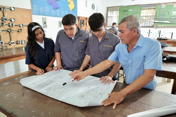 Las carreras técnicas permiten a los jóvenes completar sus estudios de bachillerato en áreas de gran demanda en el mercado laboral, y también seguir estudios universitarios, formando así, parte de la mano de obra calificada que requiere Panamá.