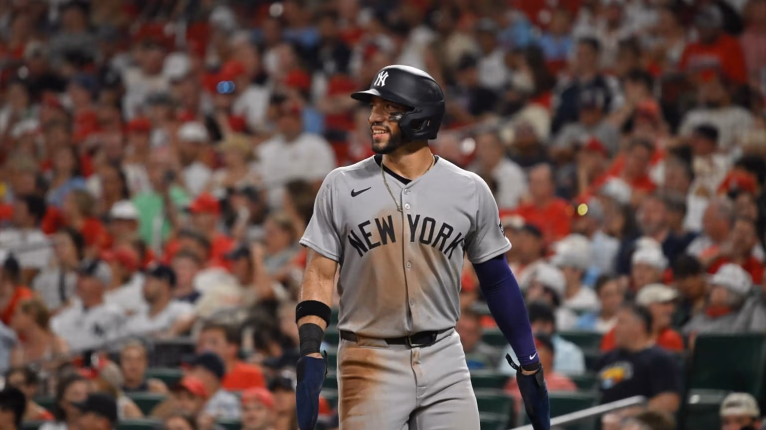 José Caballero viendo como batea de imparable para darle la victoria a los Yankees de New York.