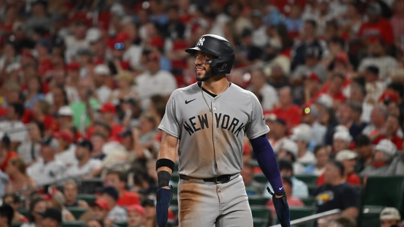 José Caballero viendo como batea de imparable para darle la victoria a los Yankees de New York.