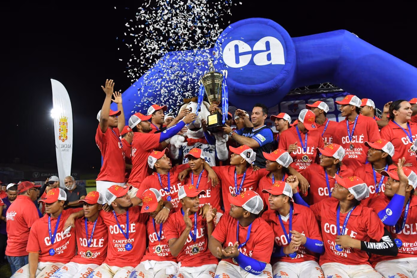 Equipo Juvenil de Coclé celebrando el titulo de campeón del torneo Juvenil.