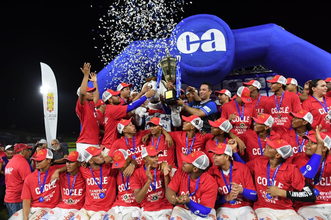 Equipo Juvenil de Coclé celebrando el titulo de campeón del torneo Juvenil.