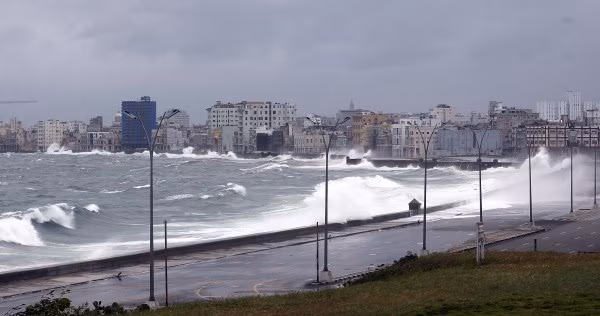 El Estado Mayor de la Defensa Civil de Cuba decretó este lunes la fase de “alarma” en las provincias orientales, a la espera del impacto directo del huracán de categoría mayor Melissa este miércoles.