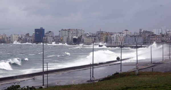 El Estado Mayor de la Defensa Civil de Cuba decretó este lunes la fase de “alarma” en las provincias orientales, a la espera del impacto directo del huracán de categoría mayor Melissa este miércoles.