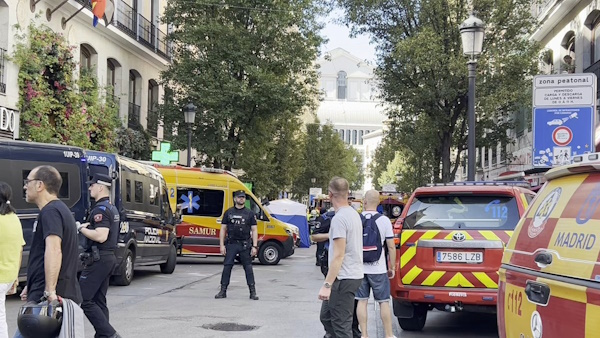 El derrumbe parcial de un edificio en pleno centro de Madrid, ha dejado por el momento tres trabajadores heridos -uno de ellos grave- y cuatro desaparecidos, que los servicios de emergencia siguen buscando.