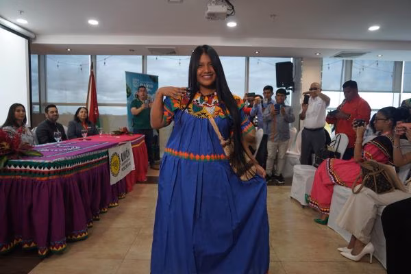 David impulsa turismo con desfile indígena.