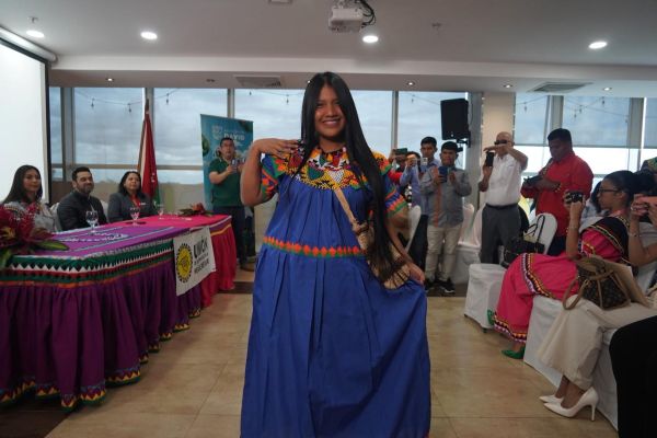 David impulsa turismo con desfile indígena.