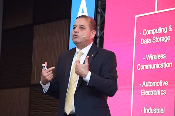 El Dr. Darío Solís Caballero, es el nuevo Comisionado Nacional de la Industria de Microelectrónica y Semiconductores de Panamá, informó el doctor Eduardo Ortega Barría, secretario nacional de la SENACYT.