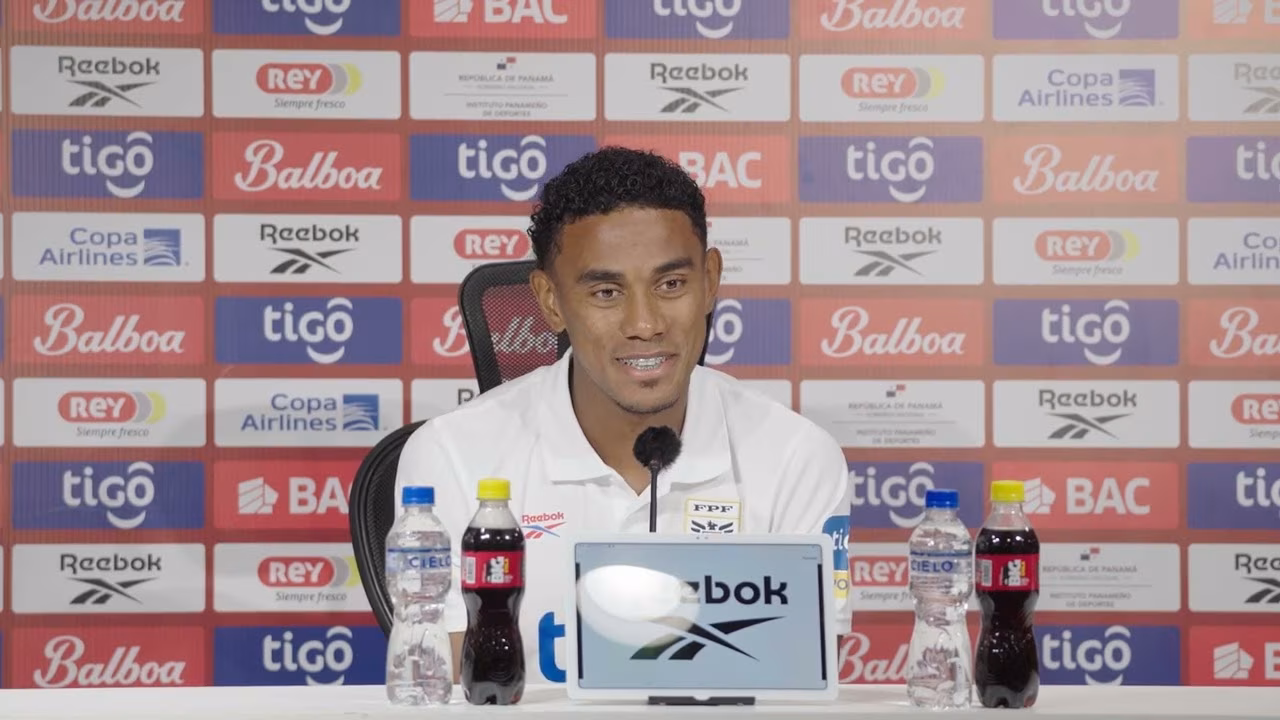 Édgar Joel Bárcenas habla con la prensa en conferencia de prensa.